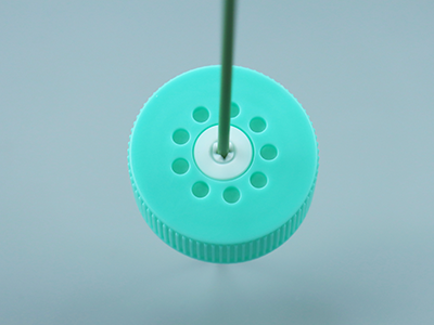 管蓋穿刺口帶十字形切口設(shè)計，可反復(fù)閉合，無需開蓋取樣、加液，降低污染風(fēng)險